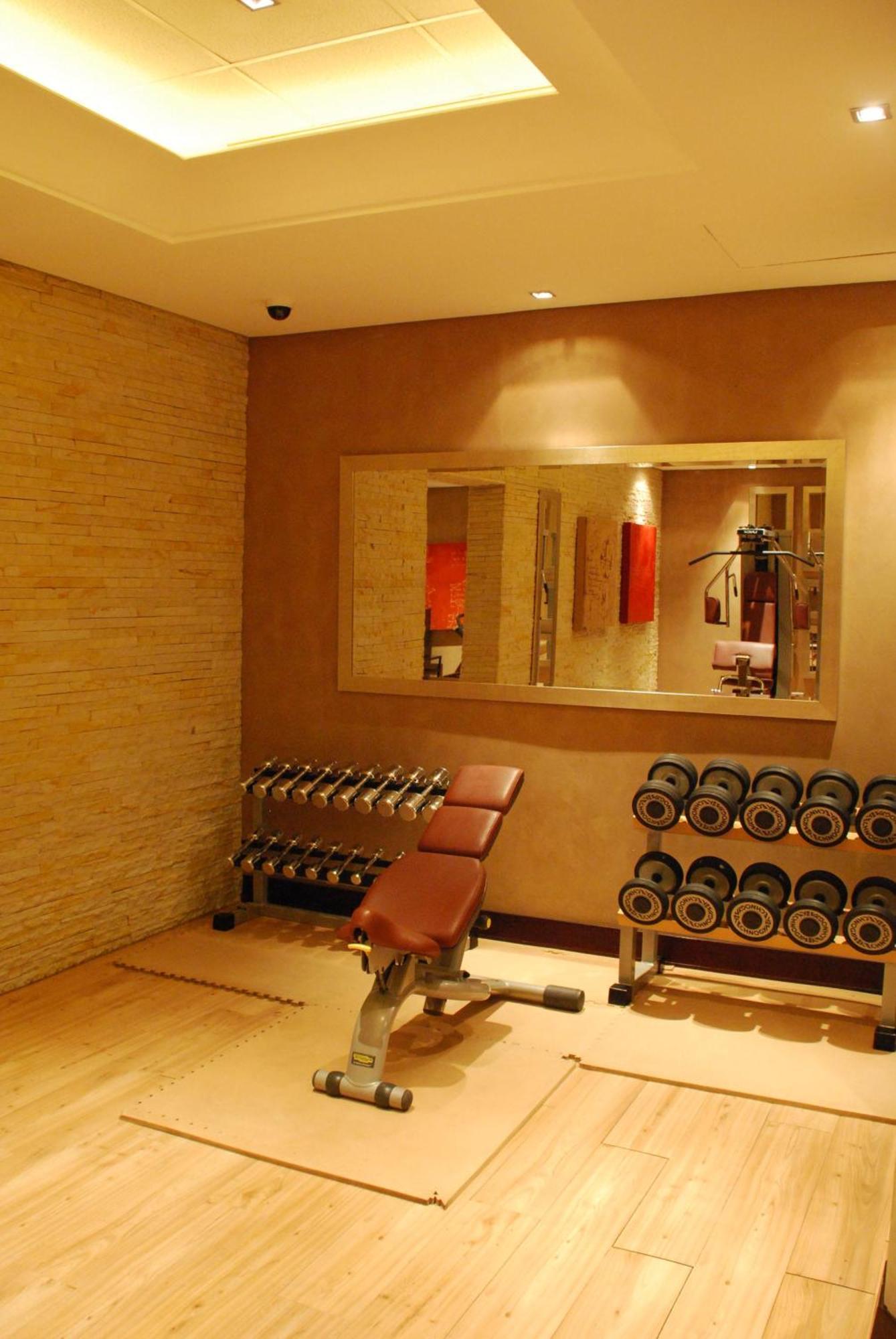 Southern Sun Or Tambo International Airport 肯普顿帕克 外观 照片 A gym in Madrid, Spain.