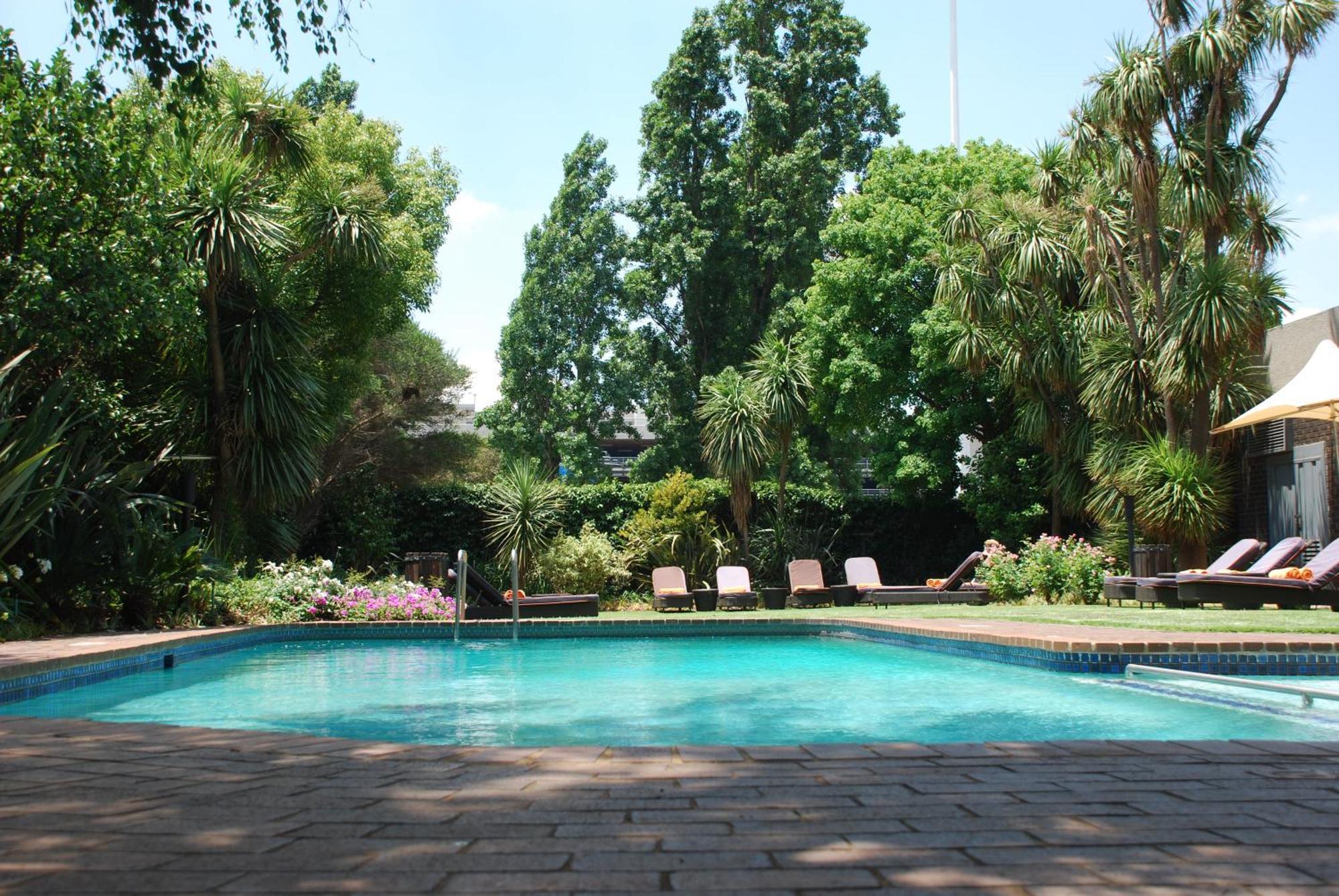 Southern Sun Or Tambo International Airport 肯普顿帕克 外观 照片 The swimming pool at the hotel