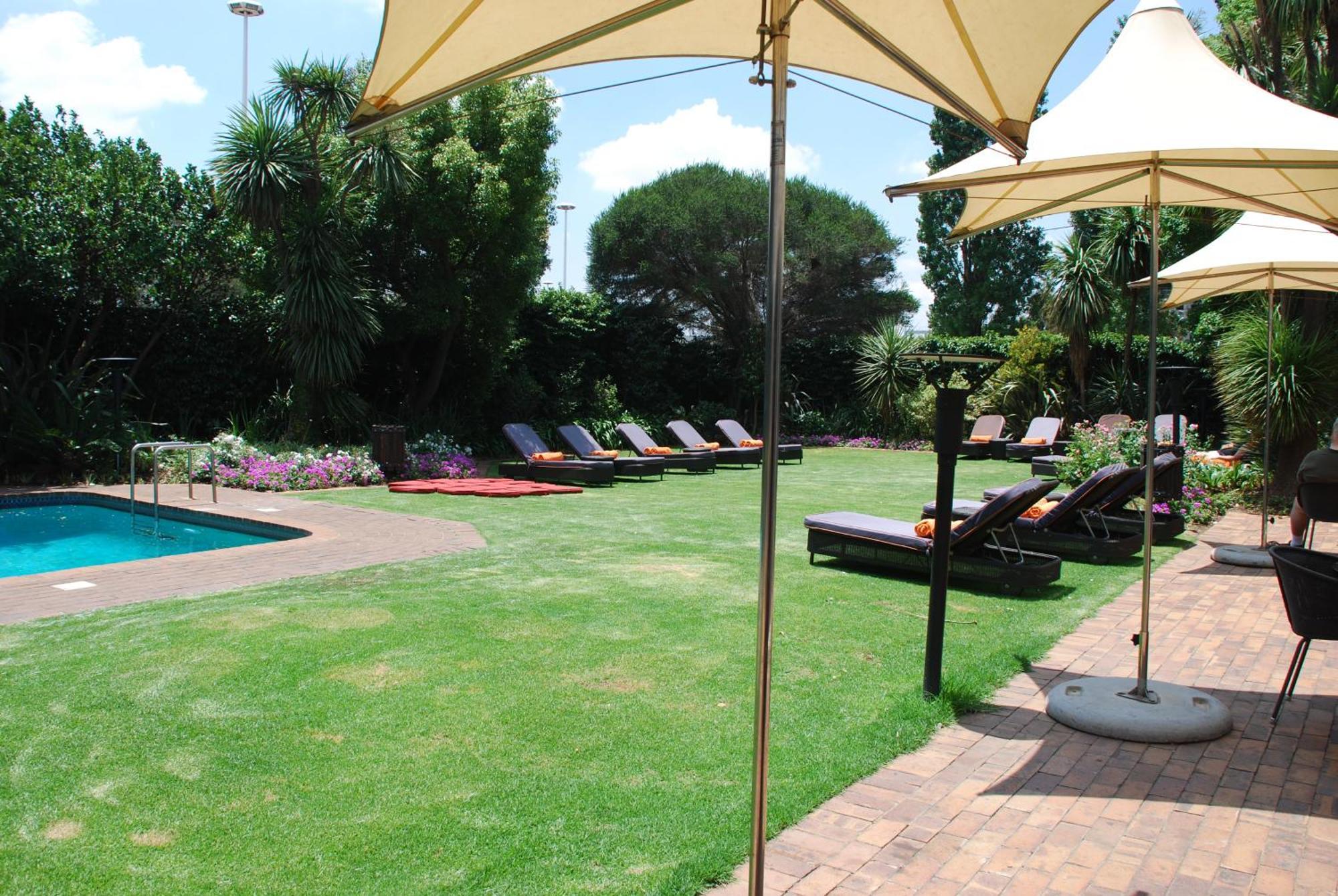 Southern Sun Or Tambo International Airport 肯普顿帕克 外观 照片 The garden at the hotel