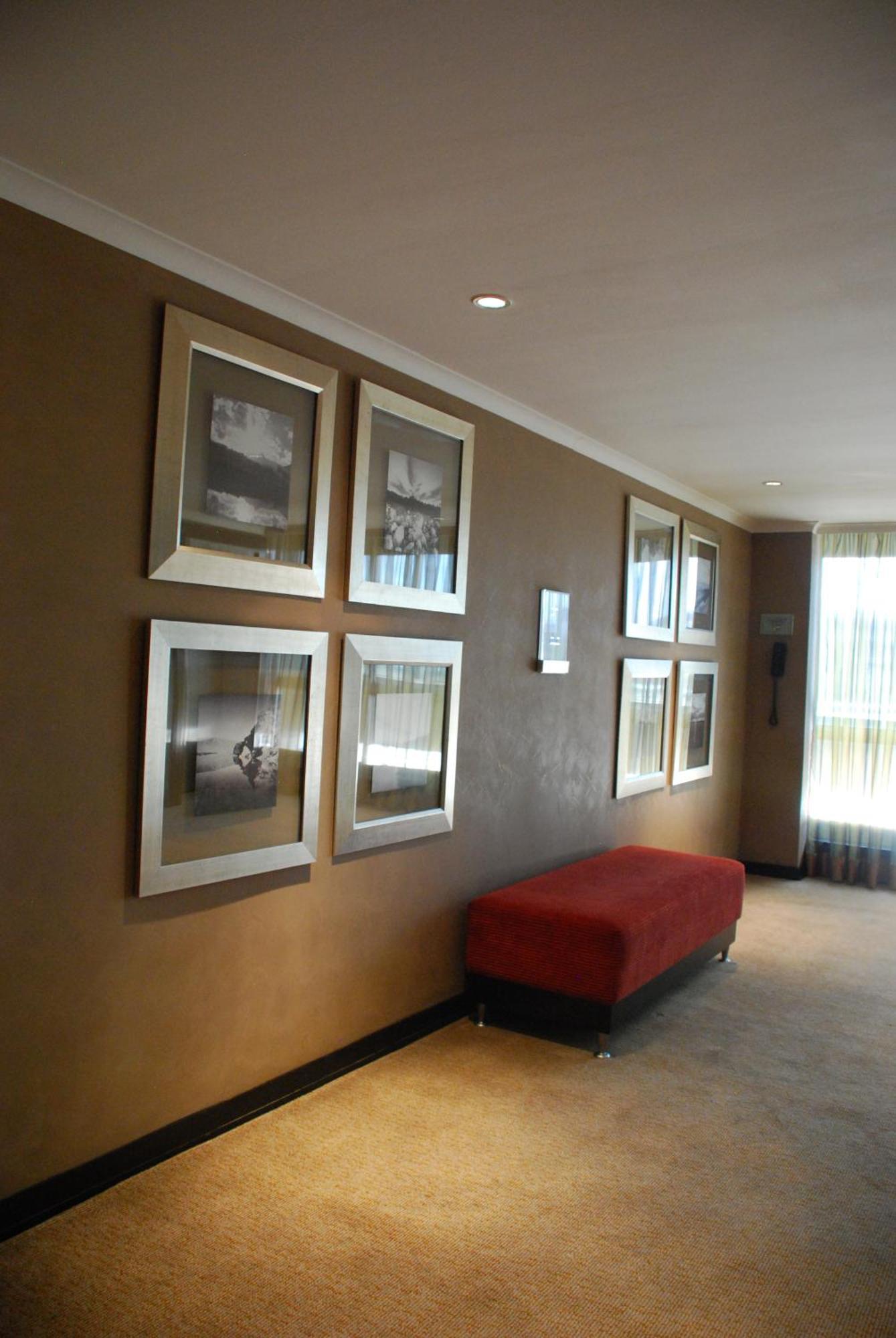 Southern Sun Or Tambo International Airport 肯普顿帕克 外观 照片 A photo on a wall