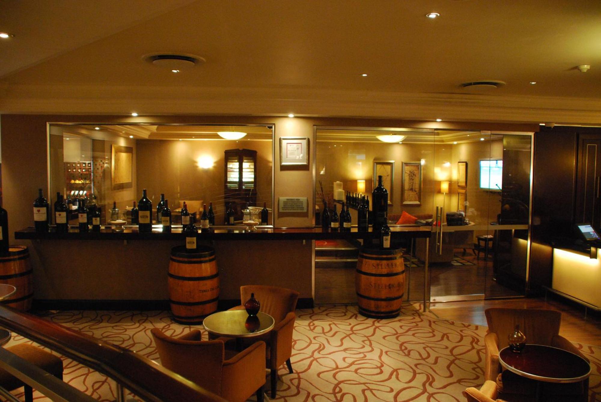 Southern Sun Or Tambo International Airport 肯普顿帕克 外观 照片 Wine cellar in a wine bar