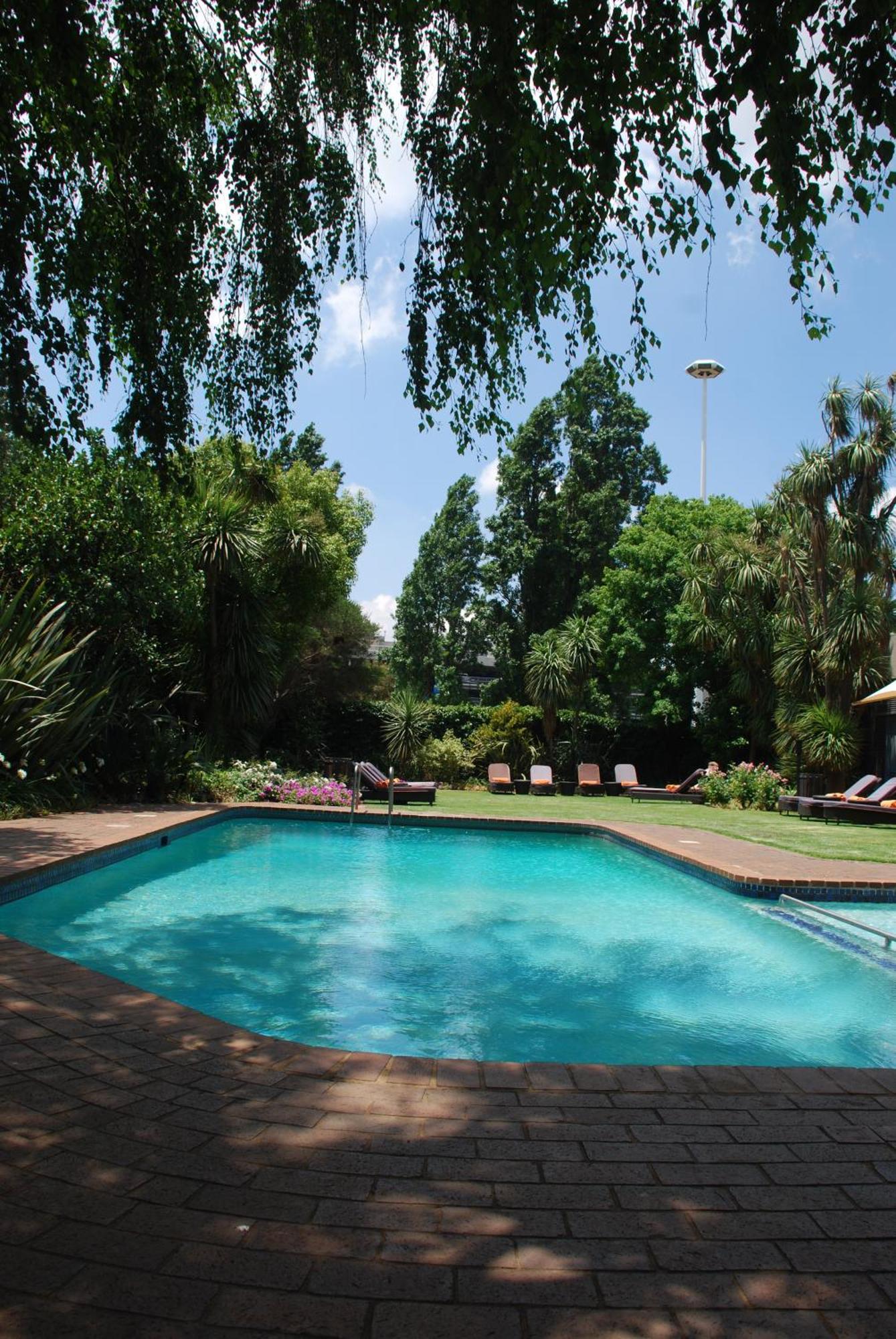 Southern Sun Or Tambo International Airport 肯普顿帕克 外观 照片 The garden and swimming pool at the residence