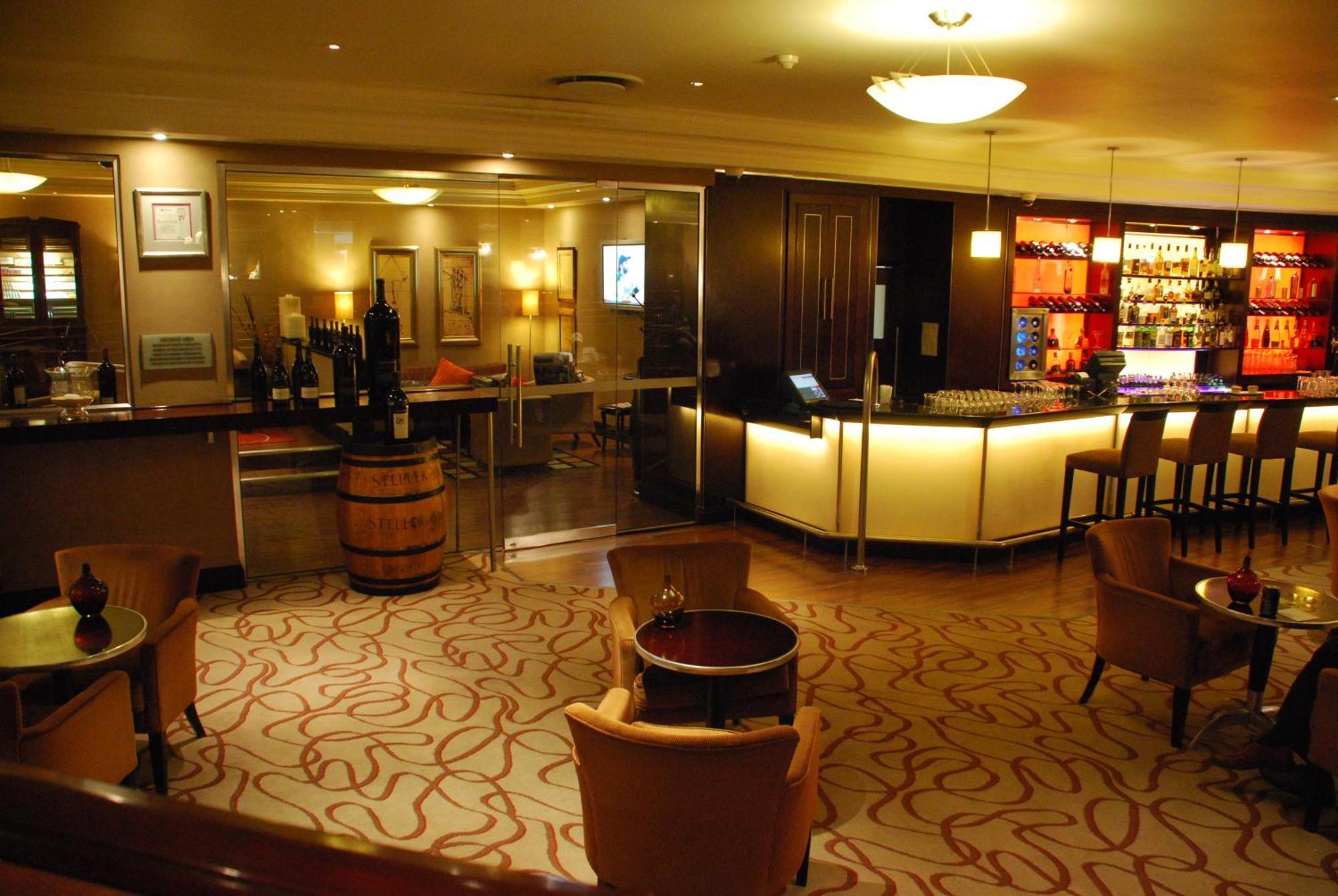 Southern Sun Or Tambo International Airport 肯普顿帕克 外观 照片 A wine cellar in a wine bar